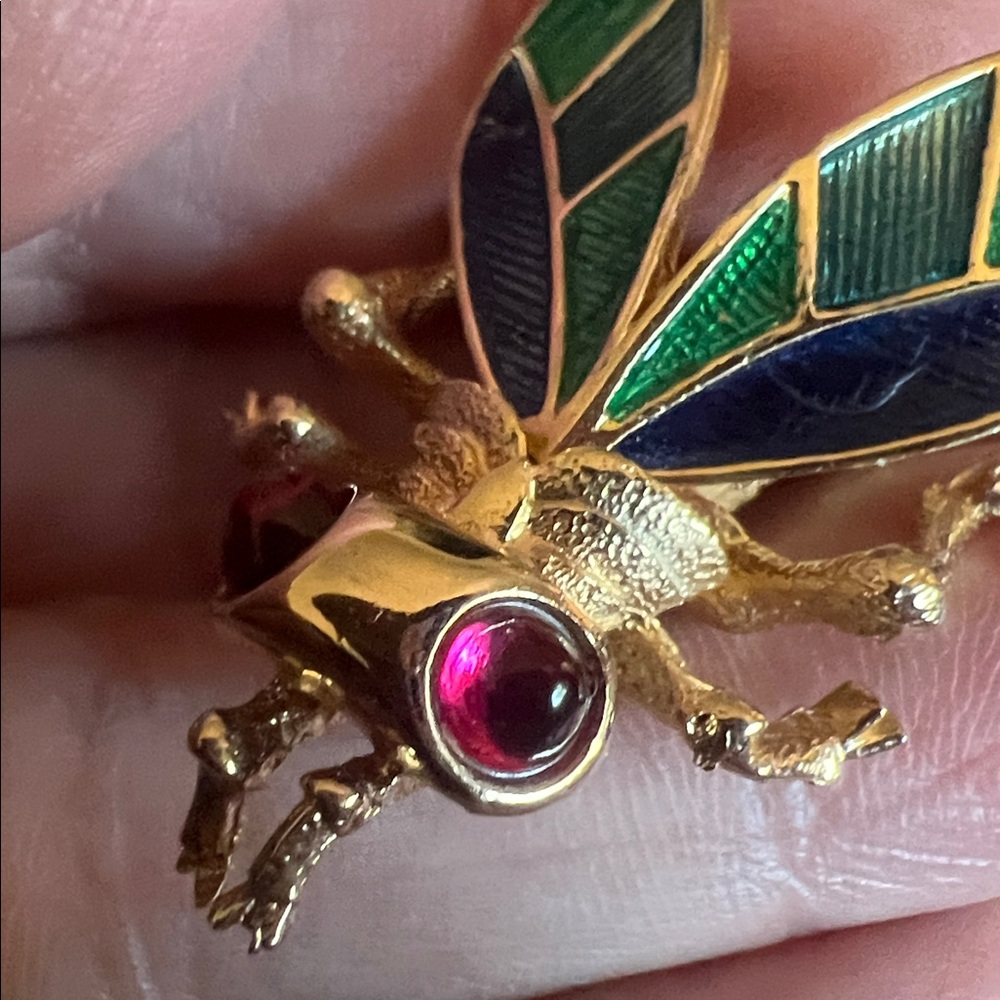 BOUCHER Signed Enameled Lifelike Bee Brooch w/Purple Paste Glass Cabachon Eyes - Picture 13 of 13